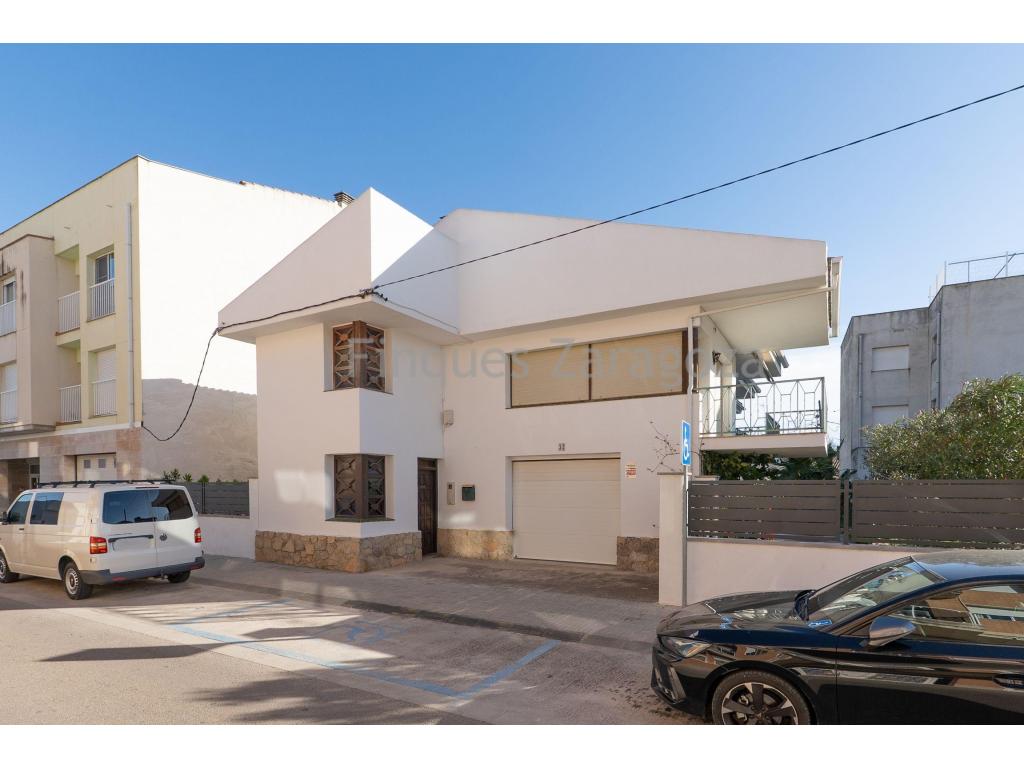 We present this magnificent home built in 1974, located on a 574 m² plot, very close to the center of Deltebre, with schools, shops and all services just minutes away. A property full of character, generous dimensions and an unusual comfort feature: an interior elevator connecting the ground floor with the main living floor.The property offers approximately 328 m² built area, distributed into living space (approx. 190 m²), storage (approx. 69 m²), and the remaining area allocated to the hall and terraces. It provides more than enough space for families, work areas, storage or even personal projects. Layout Ground floor:   Spacious and functional storage room  Garage  Entrance hall with access to the staircase and elevator leading directly to the main floor  First floor (living area): A second entrance hall distributes the generously sized rooms:   Living-dining room with fireplace, balcony and a cozy atmosphere  Large kitchen, accessible from both the hall and the dining room, modern and equipped with ceramic hob and electric ovens, while preserving original features that provide a pleasant retro charm. It also has access to the balcony  Air conditioning in the dining room and kitchen  Sleeping area:   Very large master bedroom with built-in wardrobes  Second double bedroom with built-in wardrobe and terrace access  Third double bedroom with built-in wardrobes  Fourth and fifth bedrooms, ideal as an extra bedroom, office or playroom  Bathrooms:   Full bathroom with shower  Second full bathroom with bathtub  Additional guest toilet  As a very practical extra, the house includes a large storage area with laundry room, perfect for organization, storage or expanding utility space. Comfort and equipment The property ensures year-round comfort thanks to:   Radiator heating  Air conditioning in the kitchen and living-dining room  Air conditioning in the hallway/entrance area, ideal for climate control in the bedrooms  Condition and details Although it retains original materials (such as wooden windows), the house is in very good condition, well maintained and ready to move into, combining classic charm with modern improvements.A type of house that is rarely built nowadays: spacious, solid, with outdoor areas and excellent accessibility thanks to the elevator. Ideal for large families, those seeking comfort without sacrificing space, or for combining home and professional activity.Come and visit it to discover its full potential!
